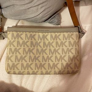 Michael Kors purse very light weight and adjustable straps